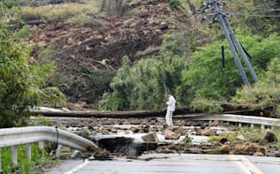 地震による土砂崩れで寸断された国道57号。JR豊肥線の線路も押し流された（16日、熊本県南阿蘇村）=共同