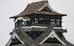 屋根瓦やしゃちほこが落ちた熊本城の天守閣（17日午前、熊本市中央区）
