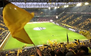 スタジアムの南側ゴール裏はチームカラーの黄色に染まる