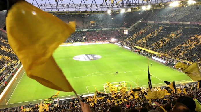 ドルトムント 自負に満ちたゴール裏のファン文化 日本経済新聞 ドルトムント 自負に満ちたゴール裏のファン文化 日本経済新聞