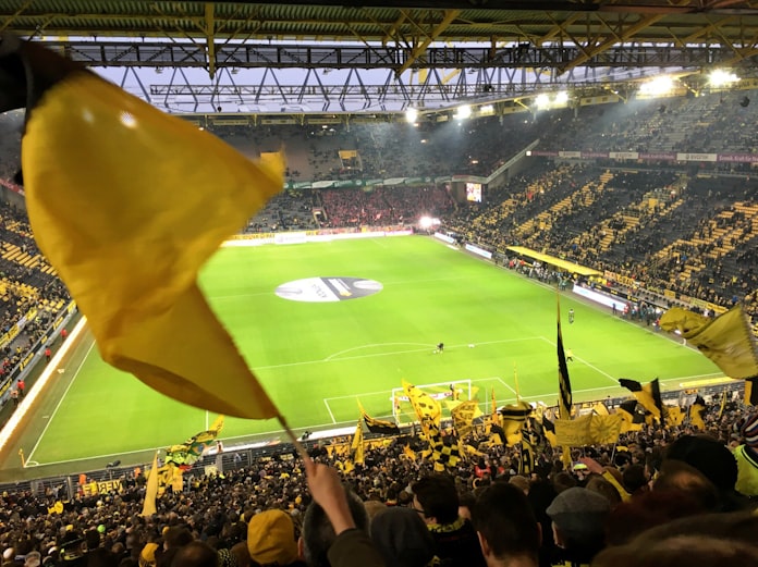 ドルトムント 自負に満ちたゴール裏のファン文化 日本経済新聞 ドルトムント 自負に満ちたゴール裏のファン文化 日本経済新聞