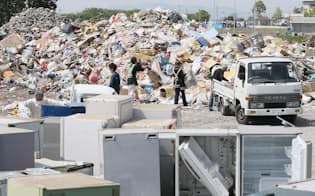 仮置き場に集められた地震で出た廃棄物（20日午前、熊本県益城町）