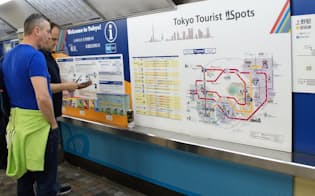 東京メトロでは主要14駅に地下鉄の乗り方や沿線情報などを書いた「ウエルカムボード」を設置するなど、外国人に分かりやすい表示を進めている（上野駅）