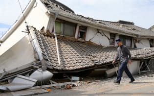 地震の影響で倒壊した建物（16日午後、熊本県益城町）