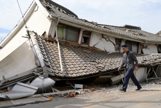 地震の影響で倒壊した建物（16日午後、熊本県益城町）