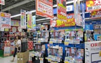 32型液晶テレビは安値は4万円前後で売られている（東京都千代田区のビックカメラ有楽町店）