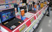 タブレット端末などと競合し、パソコンの販売は世界的に振るわない（都内の家電量販店）