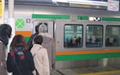 JR東海道線普通列車に連結されるグリーン車はビジネスマンや買い物客などの利用が多い（JR東京駅）