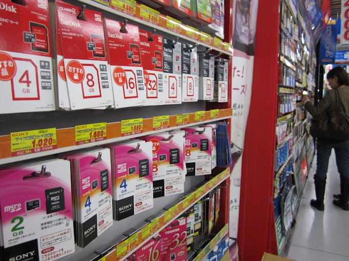 メモリーカード 大容量品が値下がり 32ギガ1割安 日本経済新聞