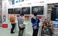 ニンテンドー3DSに関心を示す消費者は多い（東京・千代田のソフマップ）