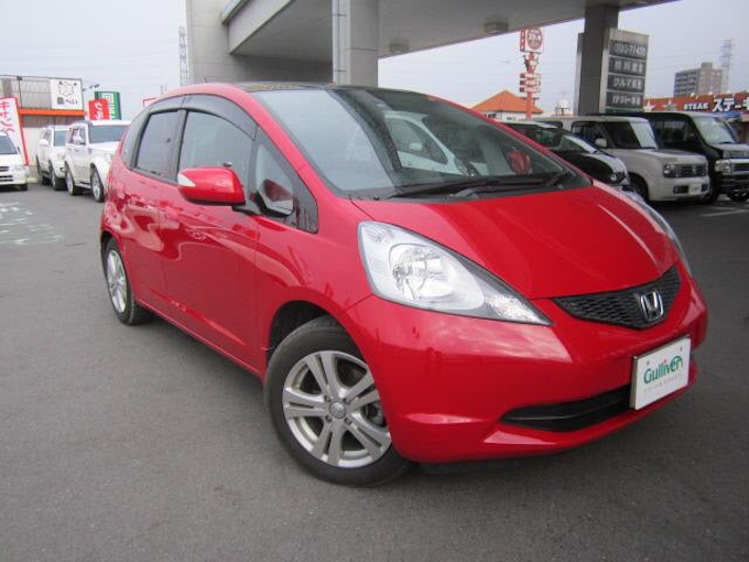 ガソリン高騰で中古車値下げ フィット 5万円安 日本経済新聞