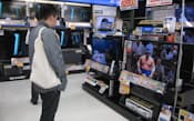 薄型テレビは比較的大型の製品への買い替えが進み始めている（東京都豊島区のビックカメラ池袋本店）