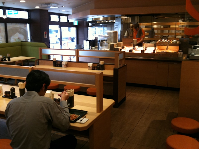 小麦高でも値上げせず うどんチェーンの苦悩 日本経済新聞