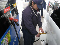 ガソリン 価格上昇続く 原油高 大雪が影響 日本経済新聞