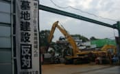 東京・羽村市の墓園に隣接する工場に掲げられた建設反対ののぼり