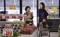 食品スーパーは親と買い物に行く店として人気（東京都西東京市の「まなマート」ひばりが丘店）