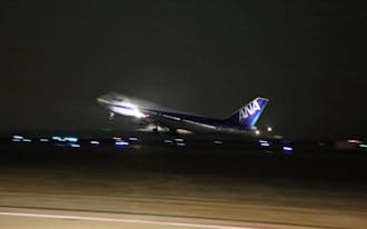 ANAが深夜貨物便による旅客輸送を始める背景には、565人もの乗客を乗せられるボーイング747型機の退役による輸送量の減少がある。写真は離日するANA最後の747（4月16日、羽田空港）