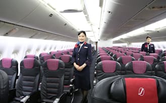 普通席とクラスJの新座席搭載機を28日に運航開始したJAL。今夏に電子機器の利用規制緩和や機内ネットサービスも加わり、ハードとソフトの両面で快適な空の旅を楽しめる（27日、東京・羽田空港）