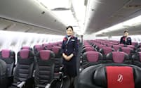 普通席とクラスJの新座席搭載機を28日に運航開始したJAL。今夏に電子機器の利用規制緩和や機内ネットサービスも加わり、ハードとソフトの両面で快適な空の旅を楽しめる（27日、東京・羽田空港）