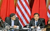米中戦略・経済対話で発言する中国の汪洋副首相=右（7月、ワシントン、左はルー米財務長官）