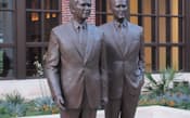 「ブッシュ大統領記念図書館」のブッシュ親子の銅像（左が前大統領）