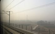 中国河北省ではPM2.5の濃度が高い日が続く（北京から石家荘に向かう高速鉄道から撮影）
