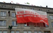 石炭会議が開かれたポーランド経済省ビルで抗議する環境団体