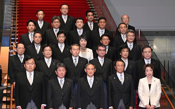 初閣議後の記念撮影に臨む菅内閣の新閣僚(9月、首相官邸)