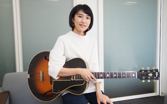 女性ギタリストが奏でる王道ジャズ 浅利史花デビュー 日本経済新聞 女性ギタリストが奏でる王道ジャズ 浅利史花デビュー 日本経済新聞