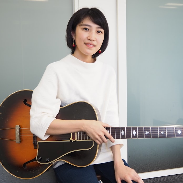 女性ギタリストが奏でる王道ジャズ 浅利史花デビュー 日本経済新聞 女性ギタリストが奏でる王道ジャズ 浅利史花デビュー 日本経済新聞