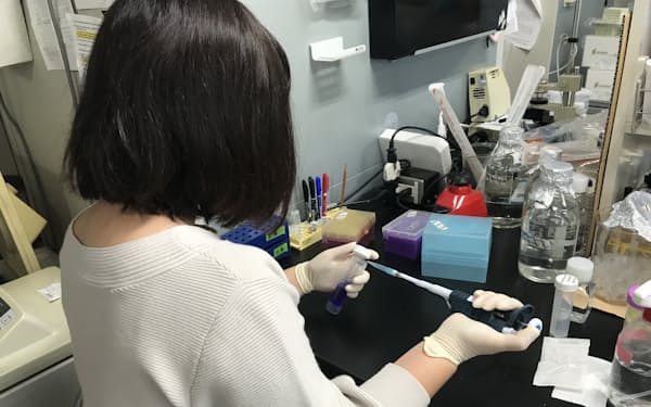 東京医科歯科大学の岡沢教授らはアルツハイマー病の遺伝子治療法を考案、実用化を目指している