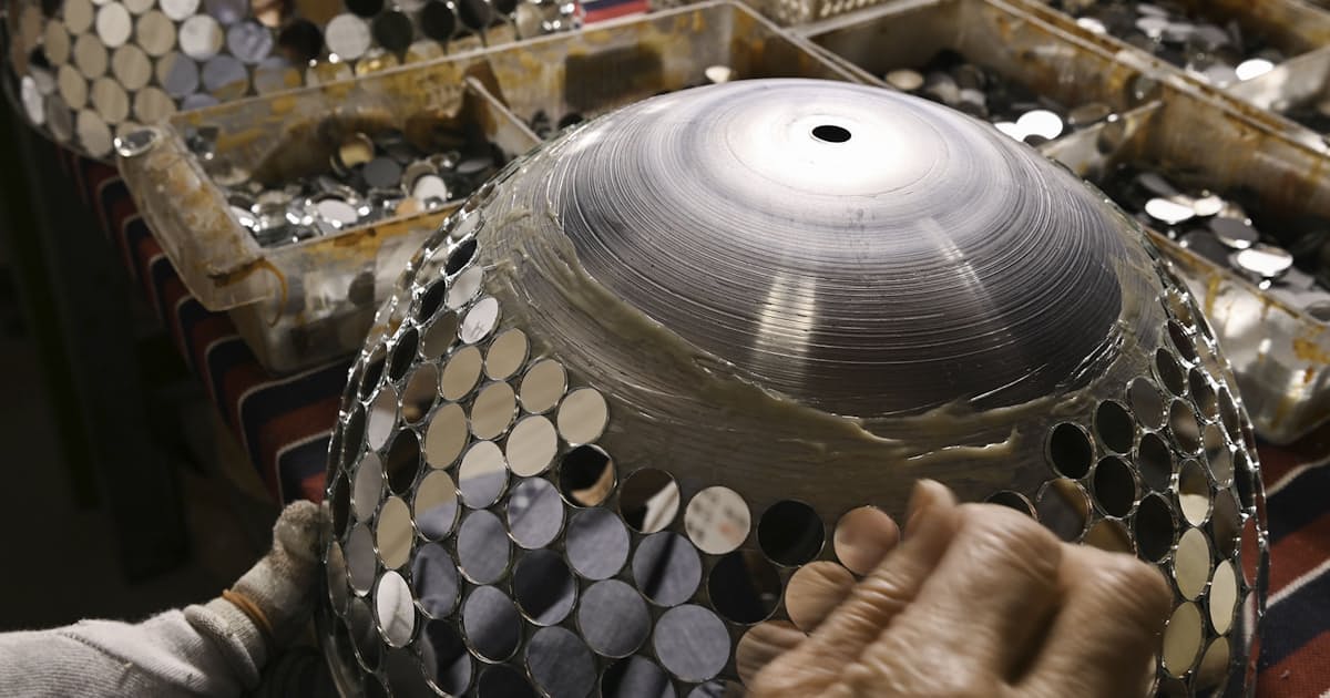 ミラーボール職人 乱れ輝く 均等の美 日本経済新聞 ミラーボール職人 乱れ輝く 均等の美 日本経済新聞