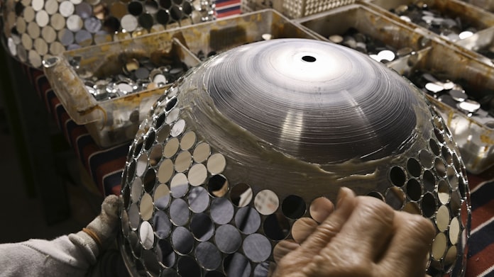 ミラーボール職人 乱れ輝く 均等の美 日本経済新聞 ミラーボール職人 乱れ輝く 均等の美 日本経済新聞