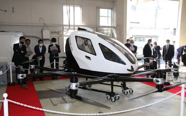 「空飛ぶ車」の登場に多くの関係者が見入った（10月21日、岡山県倉敷市）