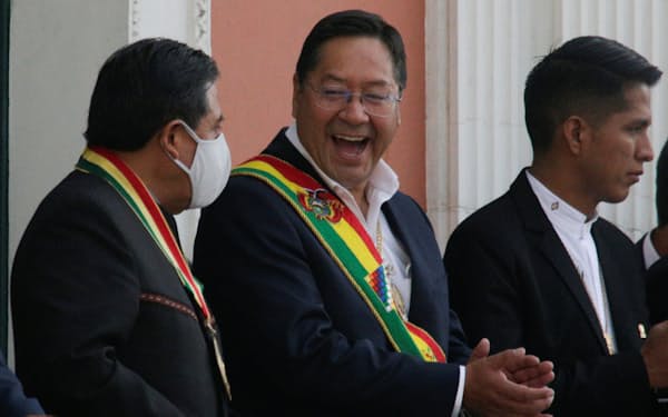 ボリビアのアルセ大統領は現金給付策を打ち出した（11月、ラパス）=ロイター