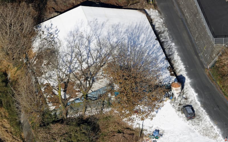 鳥インフルエンザが確認された大分県佐伯市の養鶏場(10日午前10時5分)=共同通信社ヘリから 鳥インフルエンザが確認された大分県佐伯市の養鶏場(10日午前10時5分)=共同通信社ヘリから