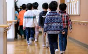 世帯主の年収が1200万円以上なら支給をやめる 世帯主の年収が1200万円以上なら支給をやめる