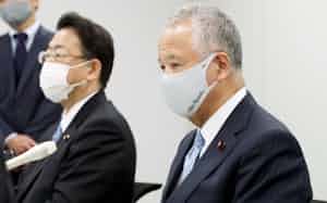 与党税制改正大綱が正式に決まり、記者会見する自民党税調の甘利会長㊨と公明党税調の西田会長(10日、国会内) 与党税制改正大綱が正式に決まり、記者会見する自民党税調の甘利会長㊨と公明党税調の西田会長(10日、国会内)