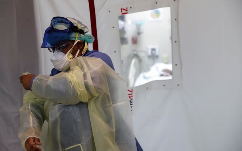 患者数が増え、医療崩壊が懸念されている(8日、米イリノイ州シカゴ)=ロイター 患者数が増え、医療崩壊が懸念されている(8日、米イリノイ州シカゴ)=ロイター