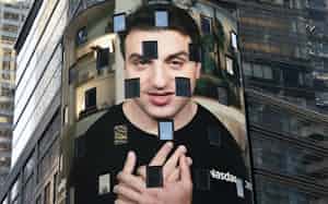 ナスダック本社に映し出されたエアビーのチェスキー最高経営責任者(10日、米ニューヨーク)=AP ナスダック本社に映し出されたエアビーのチェスキー最高経営責任者(10日、米ニューヨーク)=AP