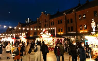 赤レンガ倉庫前のクリスマスマーケットには多くの人が訪れる（横浜市）