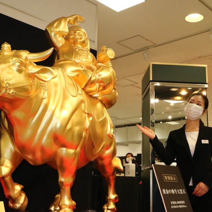 高島屋大阪店に 黄金の牛 が登場 来年の幸福願う 日本経済新聞 高島屋大阪店に 黄金の牛 が登場 来年の幸福願う 日本経済新聞
