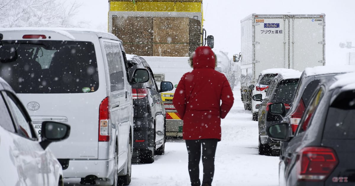 車立ち往生 未明も続く 大雪の関越道 新潟 日本経済新聞 車立ち往生 未明も続く 大雪の関越道 新潟 日本経済新聞