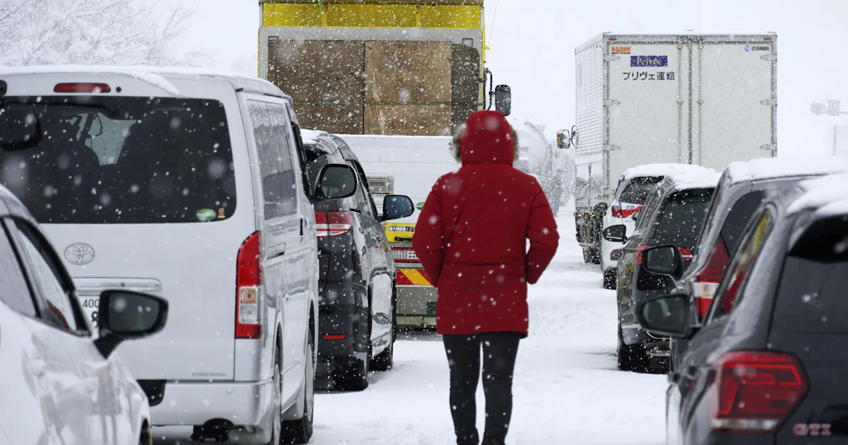 車立ち往生 未明も続く 大雪の関越道 新潟 日本経済新聞 車立ち往生 未明も続く 大雪の関越道 新潟 日本経済新聞