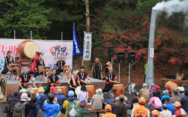 三雲城跡ののろし上げでは太鼓の演奏も披露された（11月23日、滋賀県湖南市）