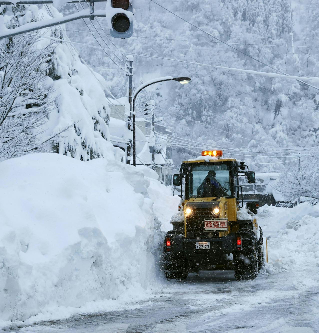大雪立ち往生 下りは解消も除雪作業続く 新潟関越道 日本経済新聞 大雪立ち往生 下りは解消も除雪作業続く 新潟関越道 日本経済新聞