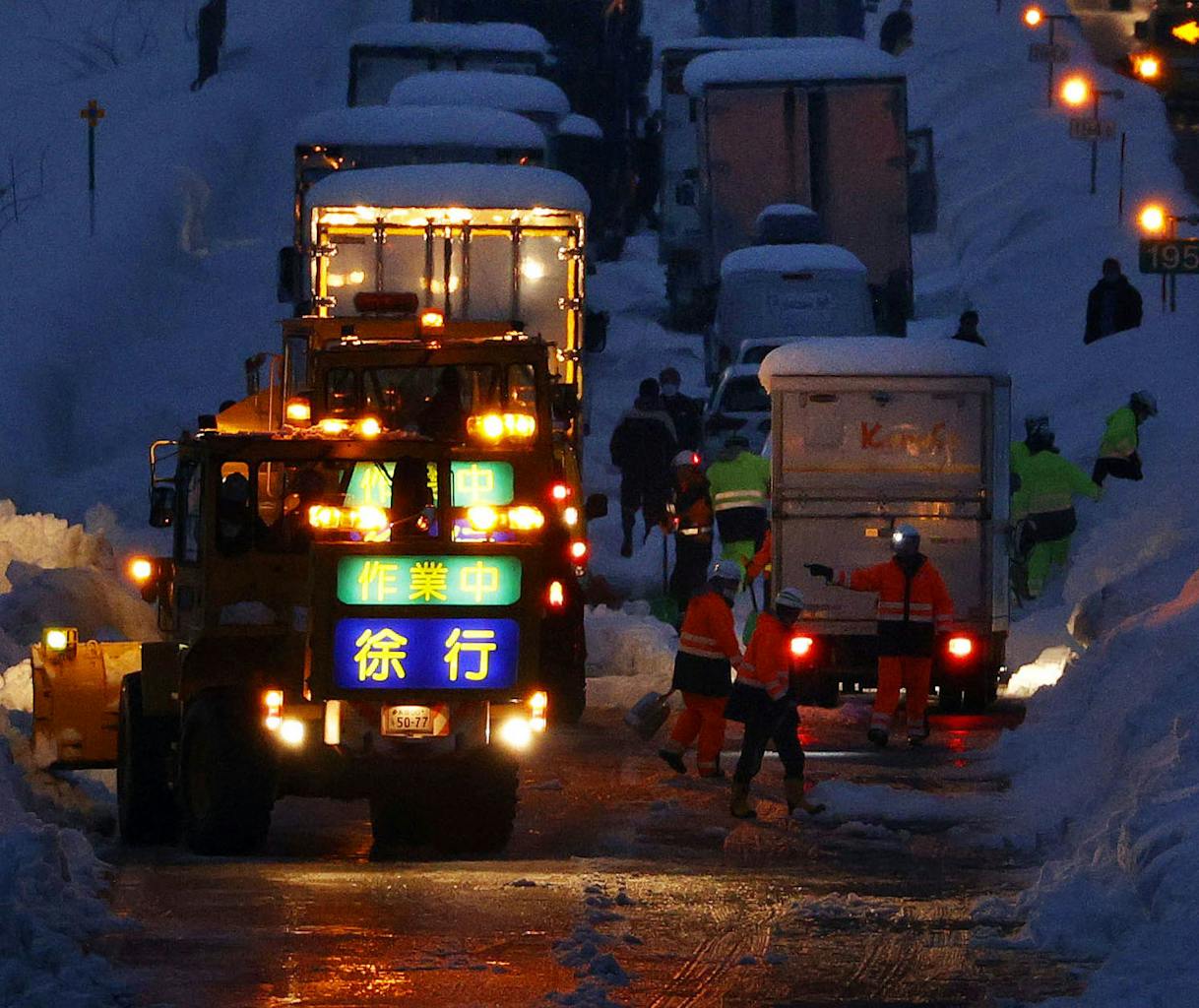 関越道の立ち往生解消 大雪の新潟 通行再開へ 日本経済新聞 関越道の立ち往生解消 大雪の新潟 通行再開へ 日本経済新聞