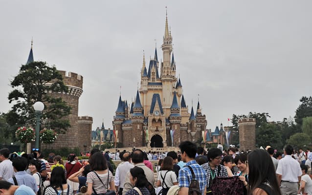 東京ディズニー 混雑時はチケット値上げ 日本経済新聞