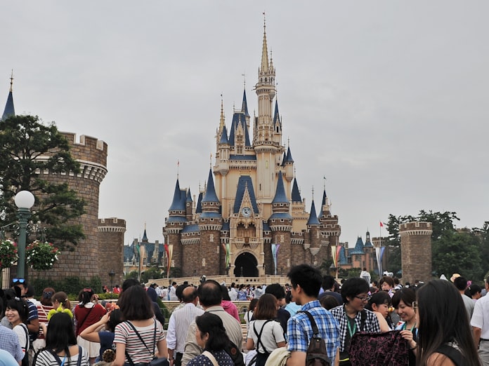 東京ディズニー 混雑時はチケット値上げ 日本経済新聞 東京ディズニー 混雑時はチケット値上げ 日本経済新聞