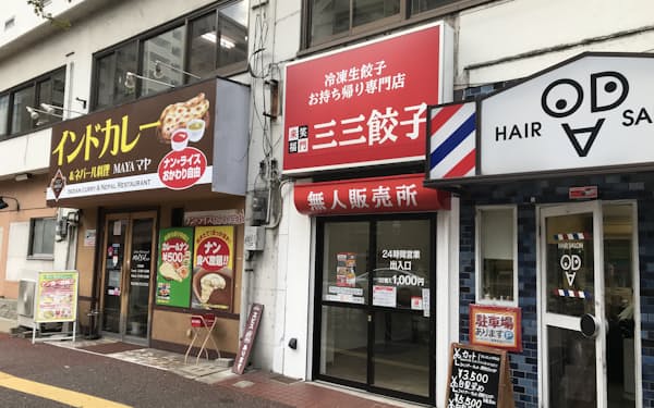 無人でギョーザを販売する三三餃子(福岡市)